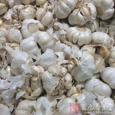 最简单的就是买剥一粒大蒜，含在口中，时轻咬一下