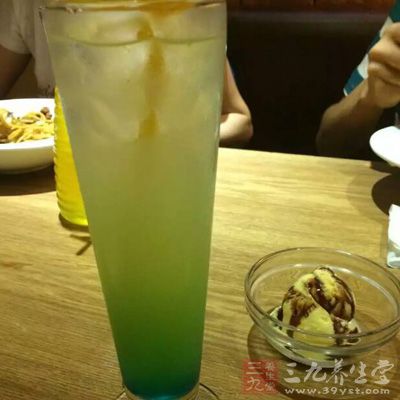 如饮食仍过凉，就容易造成肺气闭塞，症状加重，日久不愈