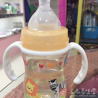 让患儿多饮水，尤其是23度左右的凉开水