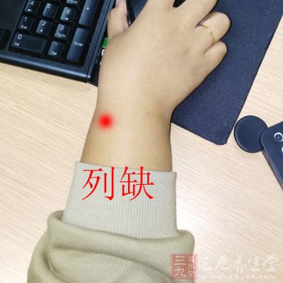 列缺是肺经的络穴，功效就是止咳，所以单纯性的咳嗽，没有其他症状时，只按列缺就可以缓解咳嗽的症状了