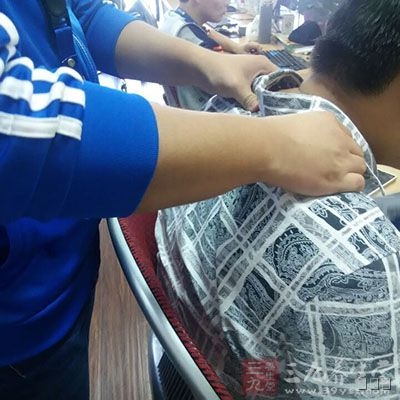 轻轻按摩病人胸背