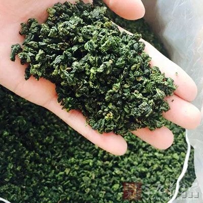 茶叶中含有茶碱，能兴奋交感神经