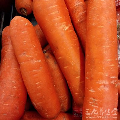 每餐可适量多吃一些蔬菜和豆制品，如胡萝卜