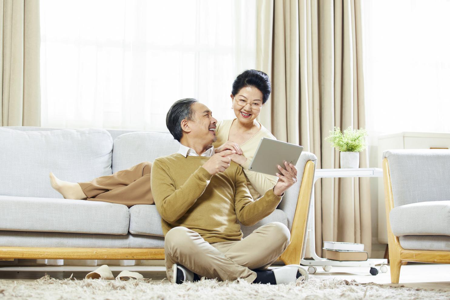 摄图网_501729057_banner_快乐的老年夫妇在客厅使用平板电脑（非企业商用）