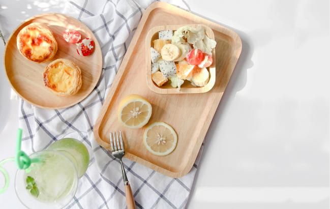 摄图网_500489074_小清新阳光下的木质托盘与美食（非企业商用）