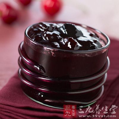 取一口干净的、无水无油的锅，最好是不锈钢锅具，将鸡蛋果的果囊用小勺刮入锅中