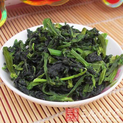 先选用碧绿丰润的鲜橄榄，去其苦涩