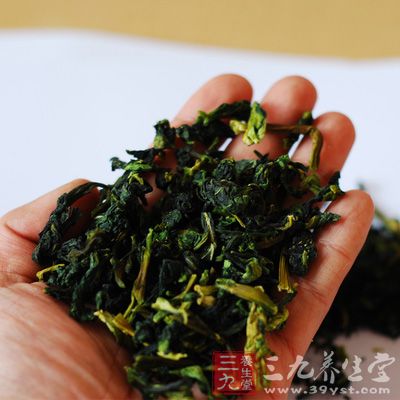 将橄榄清洗干净，用清水浸渍漂洗，滤去酸涩水分