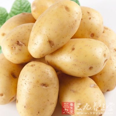 吃土豆要去皮吃，有芽眼的地方一定要挖去