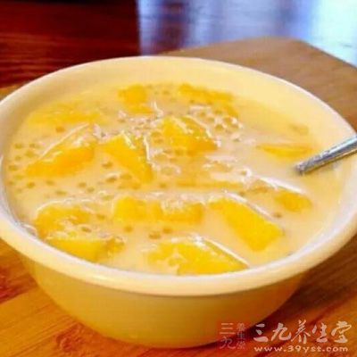 捞出西米加鲜榨的芒果汁跟果肉即可