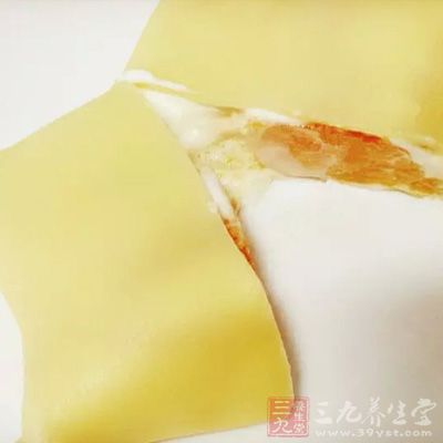 面皮彻底晾凉后，中间放一勺打发奶油，加一块芒果块，面上在盖一层奶油四边交叠翻面即可