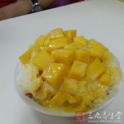 芒果中含有维生素C、矿物质等，可起到防止动脉硬化及高血压的食疗作用