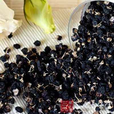 用白刺代替是一种常见的假冒黑枸杞的方法