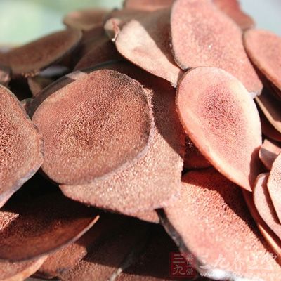 鹿茸对长期不易愈合和一时新生不良的溃疡和创口，能增强再生过程