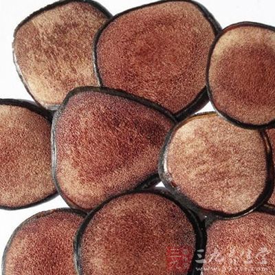 药酒是采用酒精浓度为50～70度的白酒作溶剂，将鹿茸(或含有其它药物的复方)放入瓶中