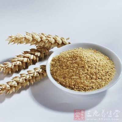 将洗净的蜜枣,炒麦芽放入煲滚的水中,继续煲45分钟