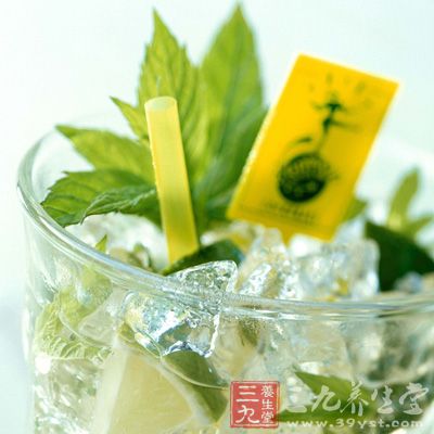 先将芦根、薄荷叶用清水洗净，芦根切成段