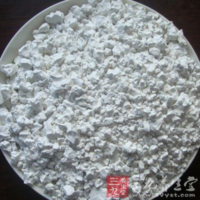 双料葛粉羹取桂花蜜或桂花少量，将几块松子糖在蒜臼里拍碎