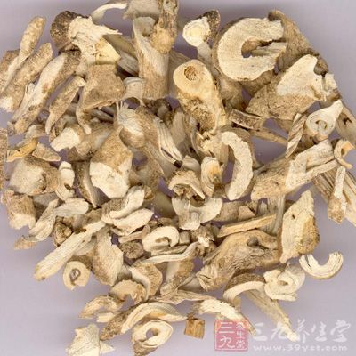 白鲜皮苦寒，鲜毒清热之力强，并能止痒