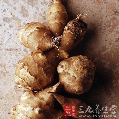 将处理好的洋姜、茭白、肉丝、粉皮一同放入碗中，加入上述调味料拌均，上碟即可