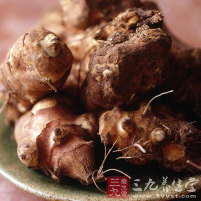 将洋姜洗净。用手去皮，或把洋姜放于4%的氢氧化钠溶液中