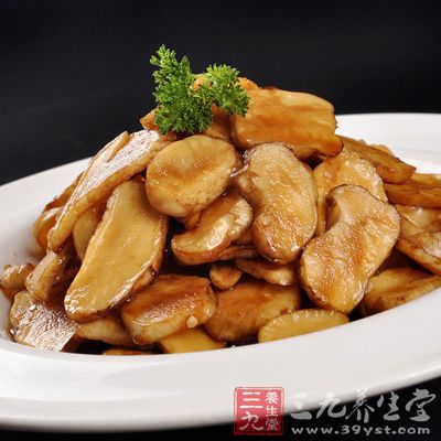 选择鲜姜块重在50kg以上，无腐烂斑、癞皮斑、虫咬斑、外观整洁，色泽鲜黄，尤以肉质纤维少的鲜嫩姜球作原料