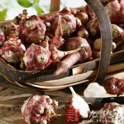 鲜姜经过腌制后会脱水，木箱内的姜堆面会明显下沉