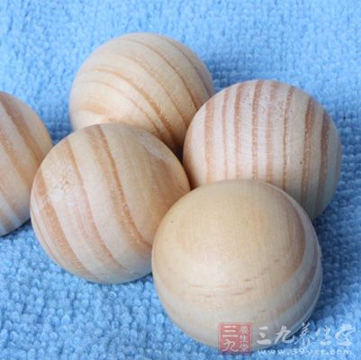 根据樟脑丸的主要成分的不同，樟脑丸可分为天然樟脑丸与合成樟脑丸两种