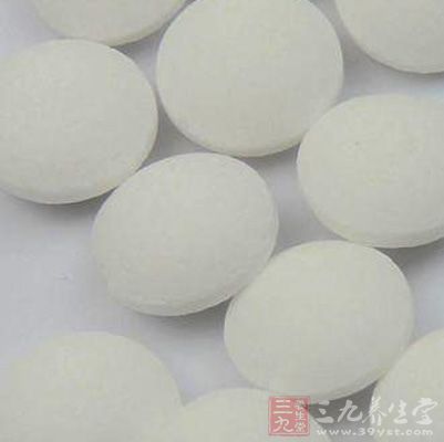 由樟科的香樟木质部分经水蒸气蒸馏而成，清新略冲鼻。带樟脑气息