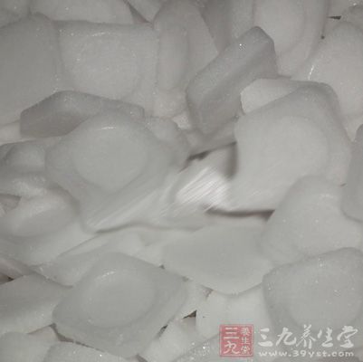 樟脑，出韶州、漳州，状似龙脑，白色如雪，樟树脂膏也