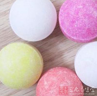 本品性寒而苦，可清下焦湿热。樟脑辛温芳香