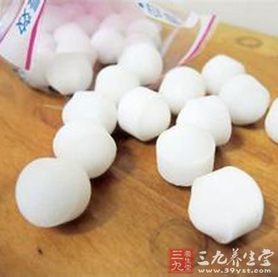 如果不急着穿用，把衣服放在阴凉处晾晒几天即可