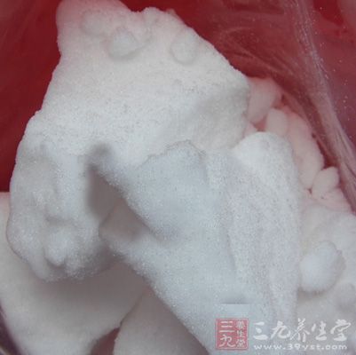 误服樟脑制剂可引起中毒