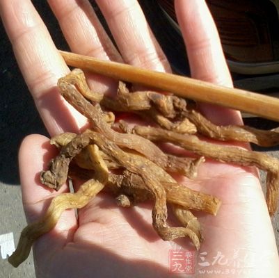 玉竹洗净，切成4厘米长的段