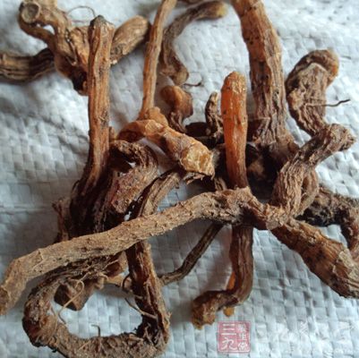 大剂量则抑制，对离体心脏的收缩力先抑制而后增强，对心率无影响