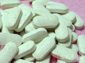 钙片吃多了有什么副作用,钙片吃过量的危害