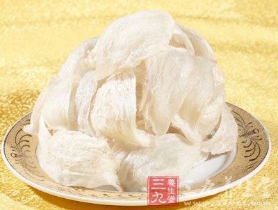  吃燕窝的时候不要抽烟或者少抽烟，同时要避免二手烟