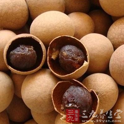 用大火将桂圆(红枣)水煮开，然后调成最小火慢慢笃15分钟