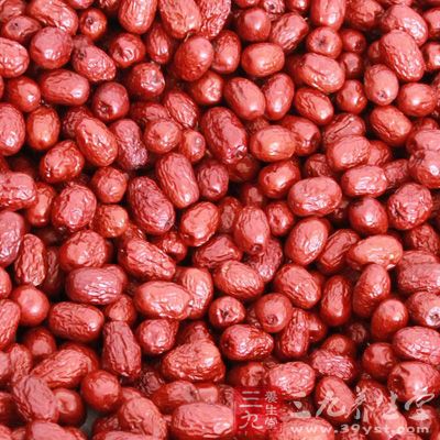 将剥好的桂圆干(和红枣)快速的冲洗一遍，放入煮锅内，加适量水