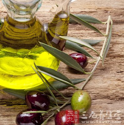 局部涂抹橄榄油并按摩能消脂瘦身