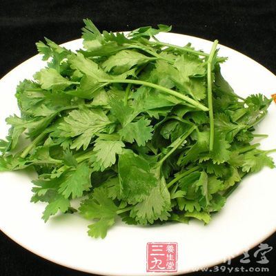 香菜中含有的黄酮类、多种维生素和微量元素等物质，具有抗癌、护肾、降血糖等作用