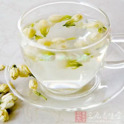 取4——6颗茉莉花蕾(根据自己喜好浓淡程度来加)，沸水冲泡，浸泡2—3分钟即可饮用