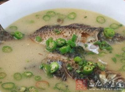 将鲫鱼去鳞、鳃、内脏，洗净;黑豆芽洗净