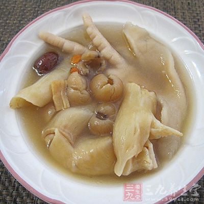 用料鸡脚8只，花胶150克，冬菇6只，姜1小块