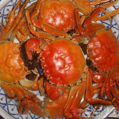 将已清洗好的螃蟹下入蒸锅中