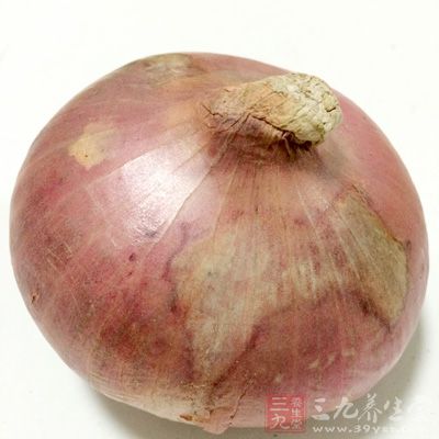 然后需要将洋葱切好