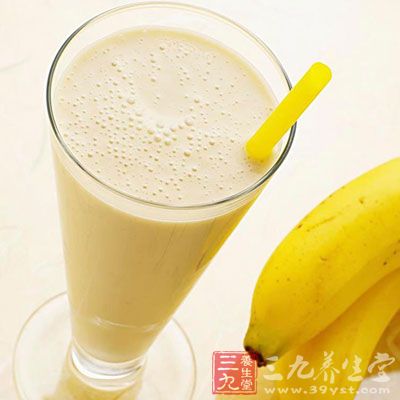 将香蕉去皮，掰成段，和鲜奶一起用搅拌器打成均匀的糊状