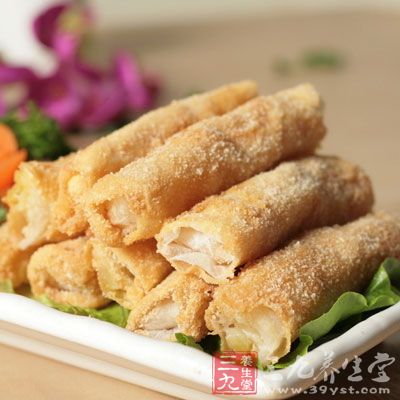 香蕉卷入温油锅炸至金黄色