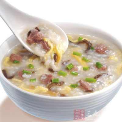 生地黄粥起锅之前加入少量的食盐调味，就可以直接服用了