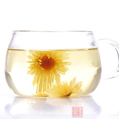 清热解毒类食物包括菊花、黄瓜等